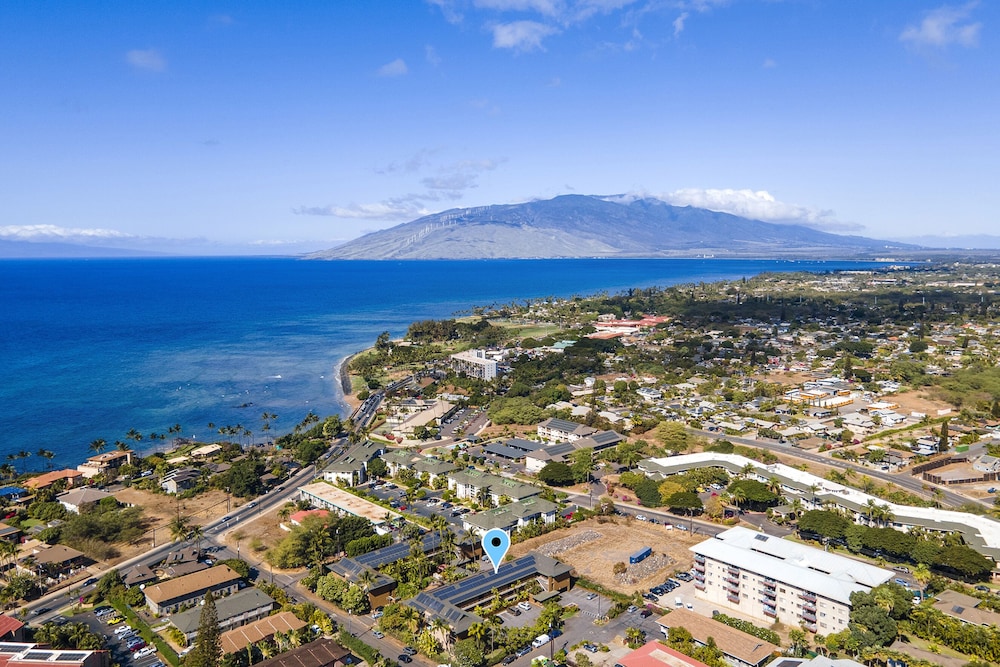 Kalama Terrace P-307 - 3rd-floor Walkup, 7 min Walk to Charley Young Beach, AC!