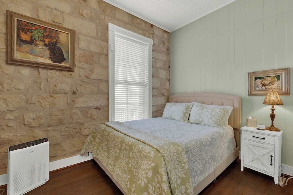 Fountain Suite-stay Right on Historic Main Street in the Heart of Fredericksburg