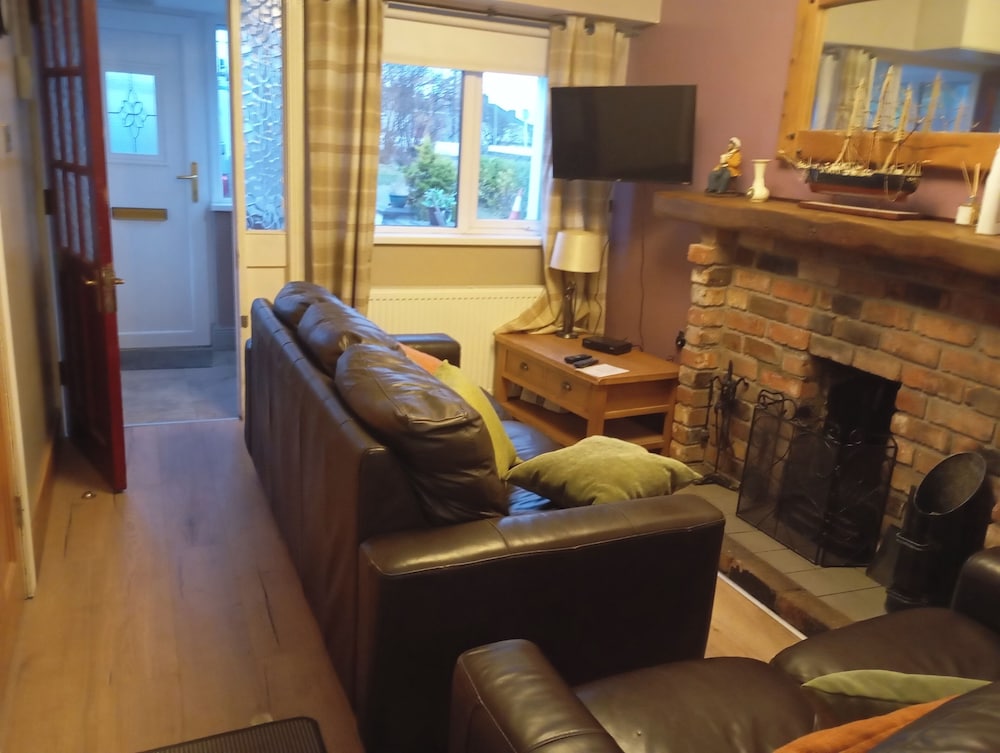 Cosy Cottage- Sleeps 4, Free Parking & Golf Nearby