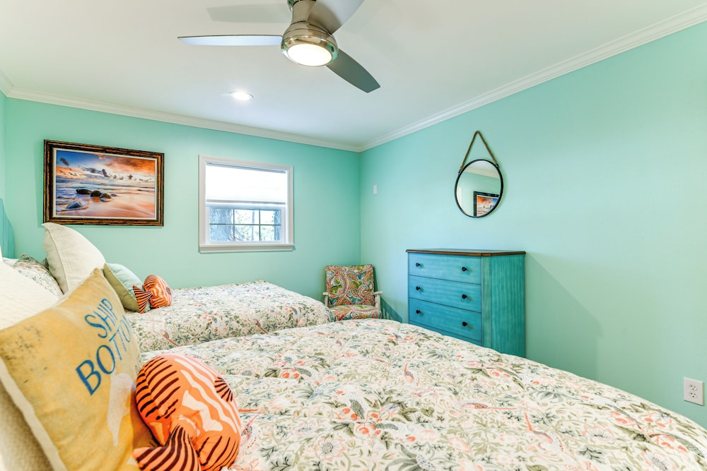 Walk to Pier & Dining: Central Rockport Cottage