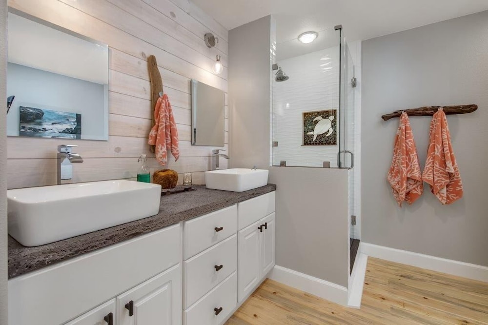 Well-equipped - Close to Beaches - In-unit AC - Vrkcv