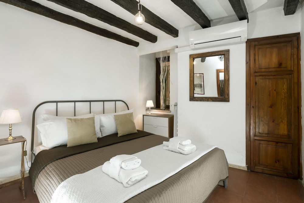 Diana in Pantheon Apartment