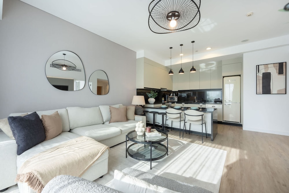 Grand Stay in This 1 Bedroom Flat That Sleeps 4