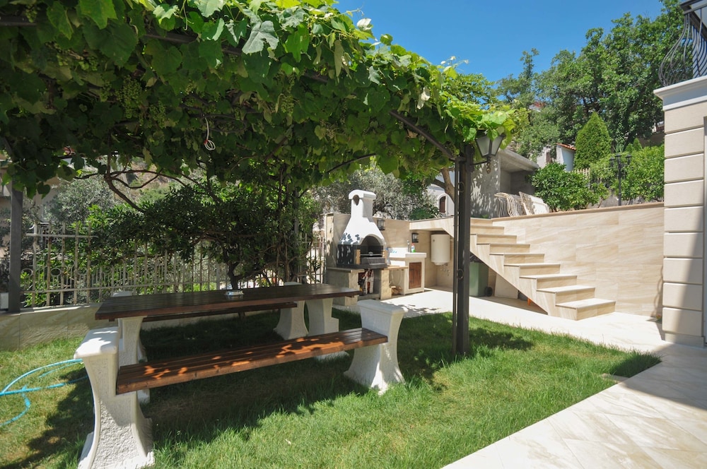 St. George Apartments and Villa with pool