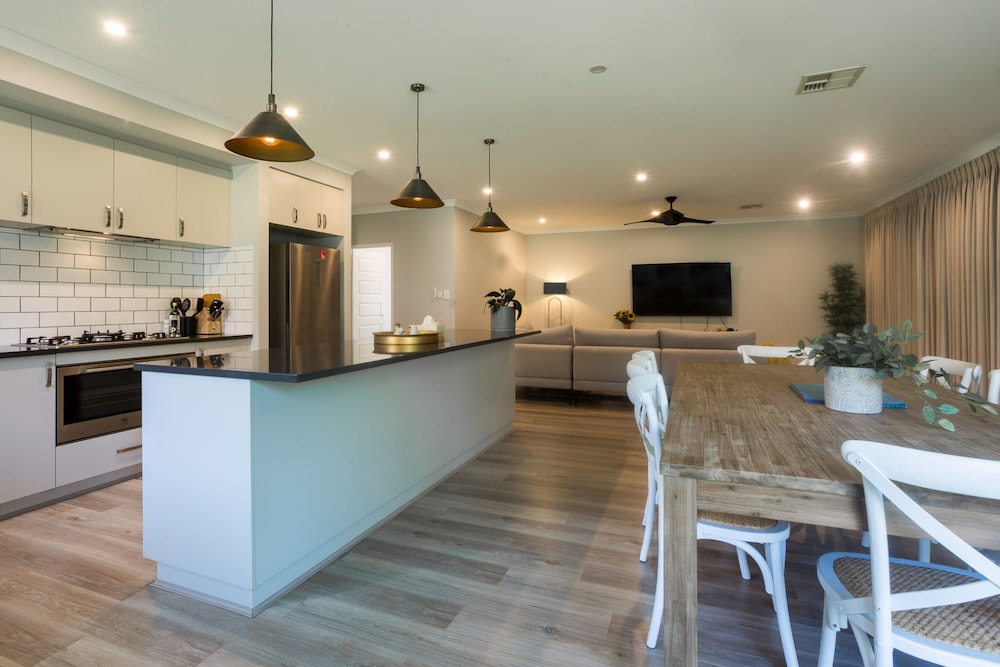 Spacious 4 Bedroom Family Home With Patio and BBQ