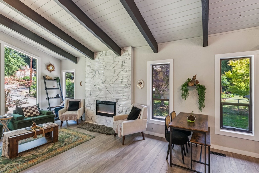 Modern Forest Escape Near Hikes & Lake 6 Bedroom Home