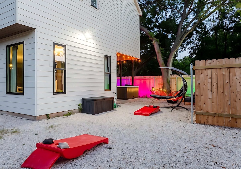 Massive 10br Compound6 Min to Downtown Austin