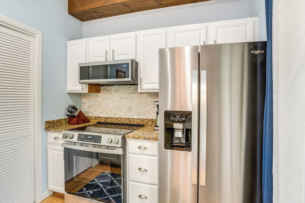 Walk to Slopes: Wintergreen Resort Condo w/ Pool