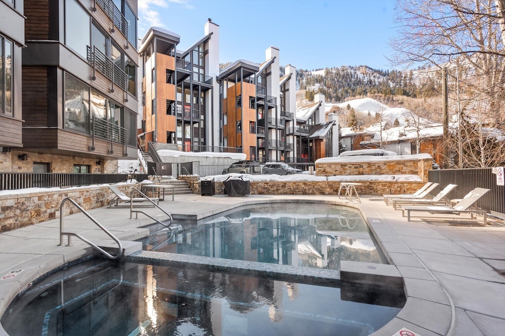Downtown Aspen Studio Steps to Gondola & Trails - 305A