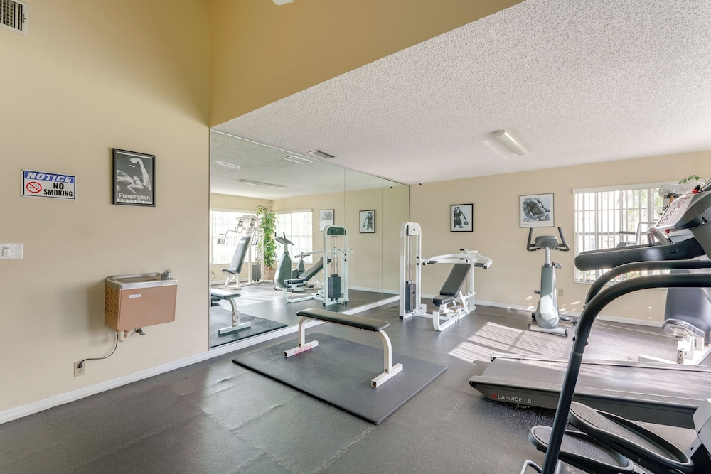 8 Mi to Disney: Resort-style Condo w/ Pool Access