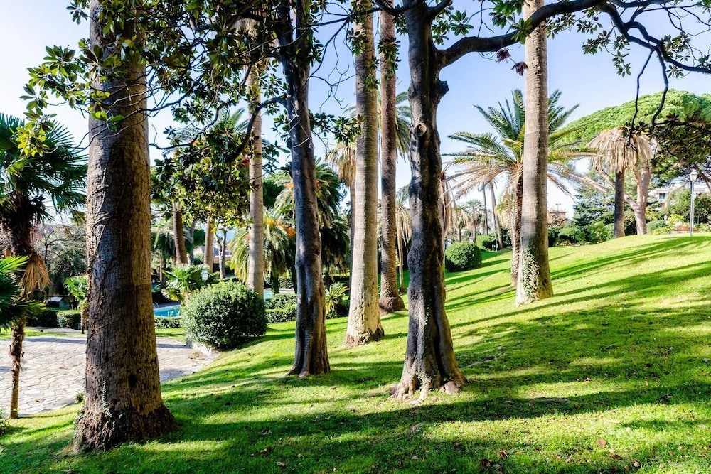 JOIVY Lovely Apt with Communal Pool in Nervi view 4