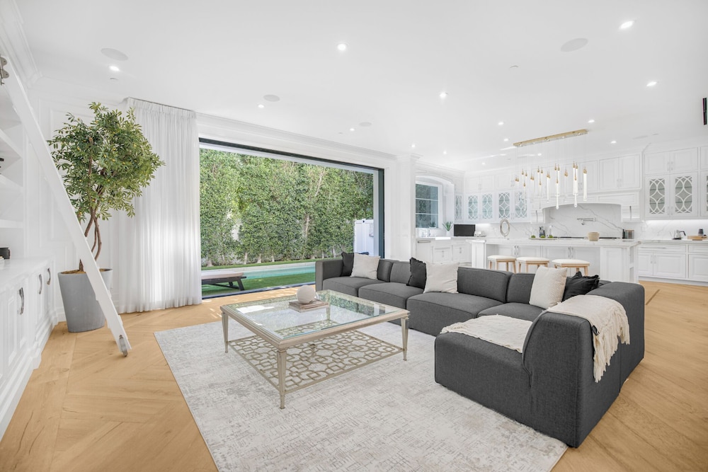 Spaulding Ave Farmhouse - Bespoke LA Home w/ Pool & Home Theater