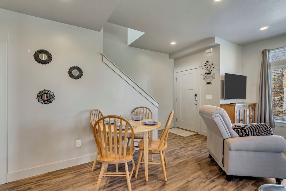 Hill Field Stays by Cloud Dream Homes