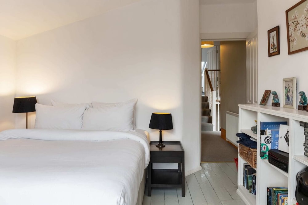 Lovely 4 Bedroom House near Portobello