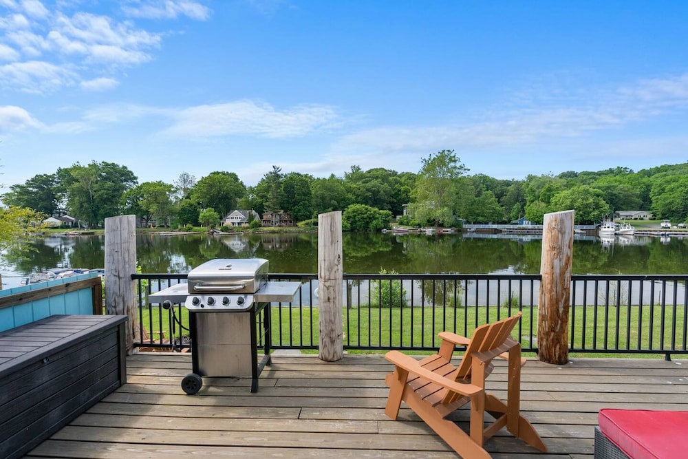 Mod Artist Home With River Views