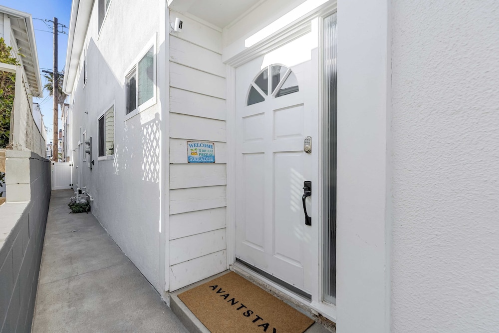 Steps to Sand! 2 Homes in 1 Sleeps 19, Outdoor Space, Walk to Shops & Dining