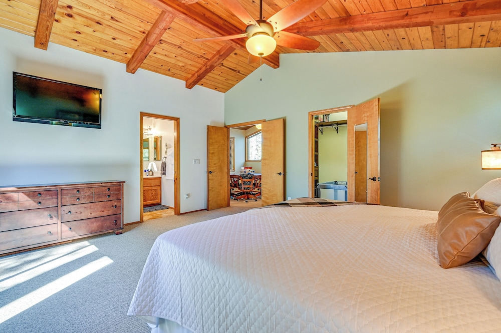 Furnished Deck + Forest Views: Pine Retreat! view 4