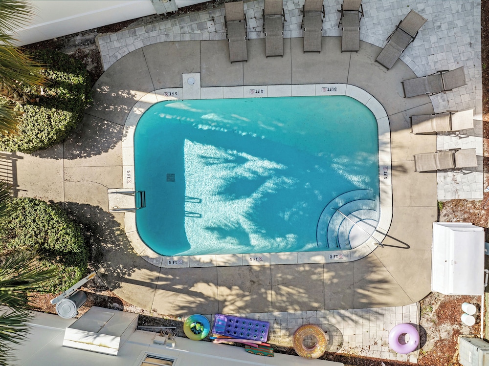 Sailors Cove: 5-bedroom, 4.5 Baths, Sleeps 12! Steps Away From the Beach!