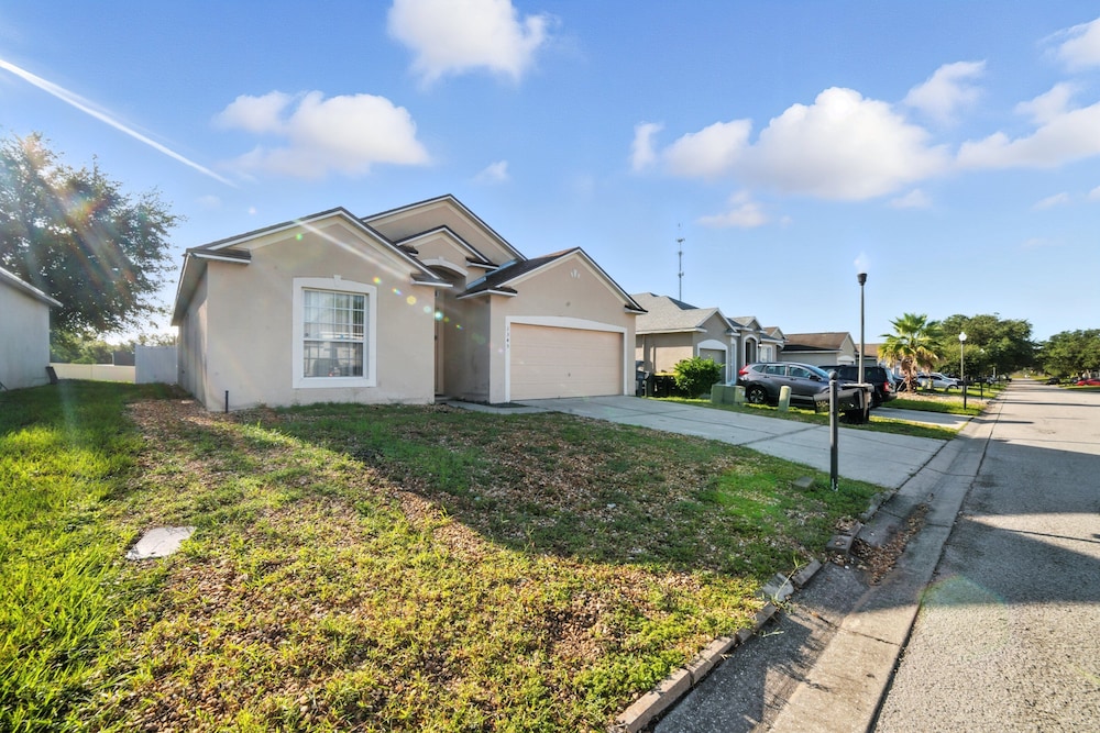Family Retreat With Private Pool Near Disney! 3 Bedroom Residence