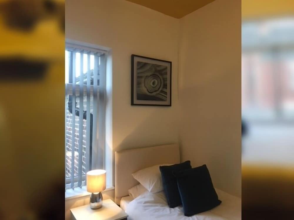 Stoke-on-trent Vacations - Town House  Balliol St - Property Image 5