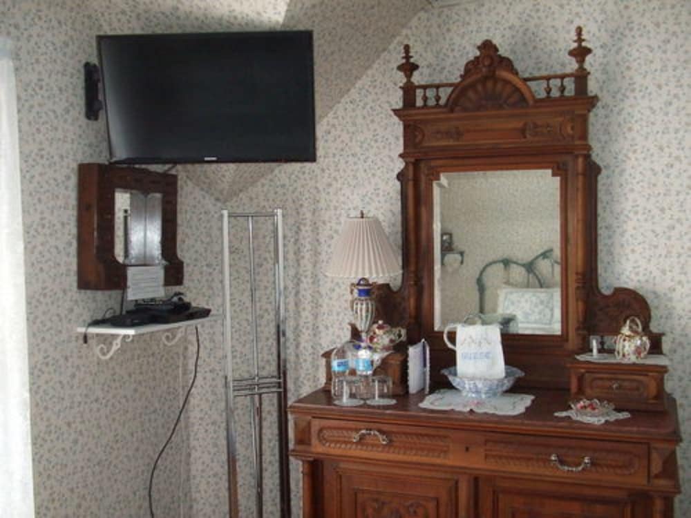 The Silk Pincushion - Easy access to downhill skiing view 4