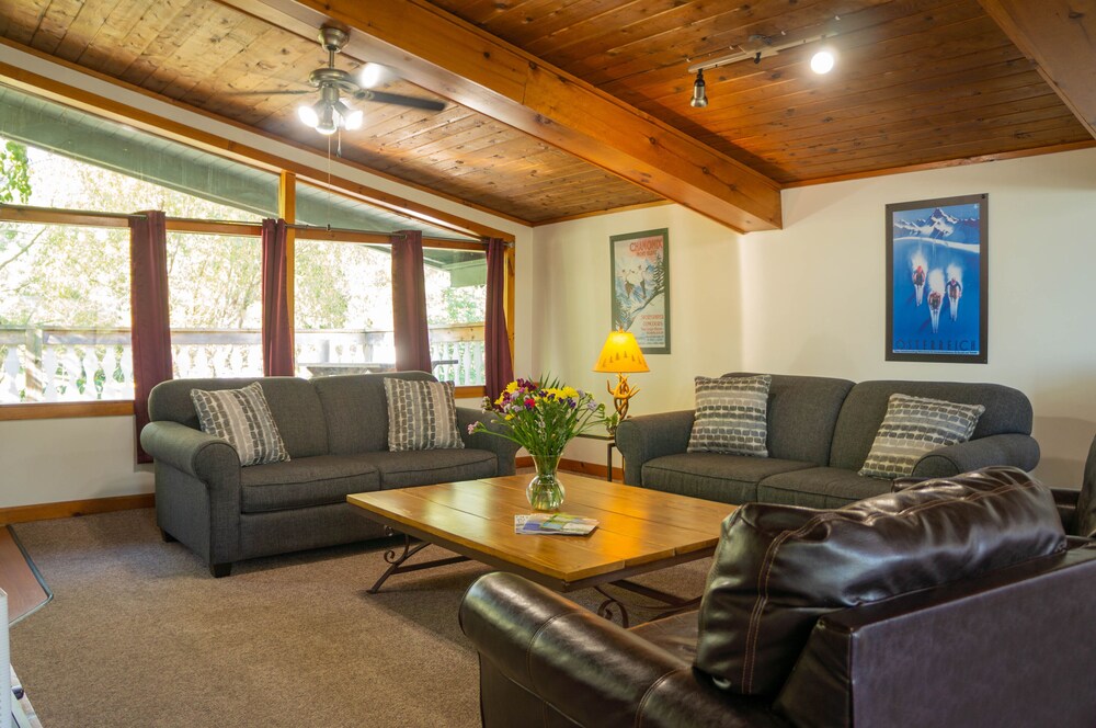4 bedroom Blue Mountain Cottage with Private Beach Access, BBQ, Petfriendly