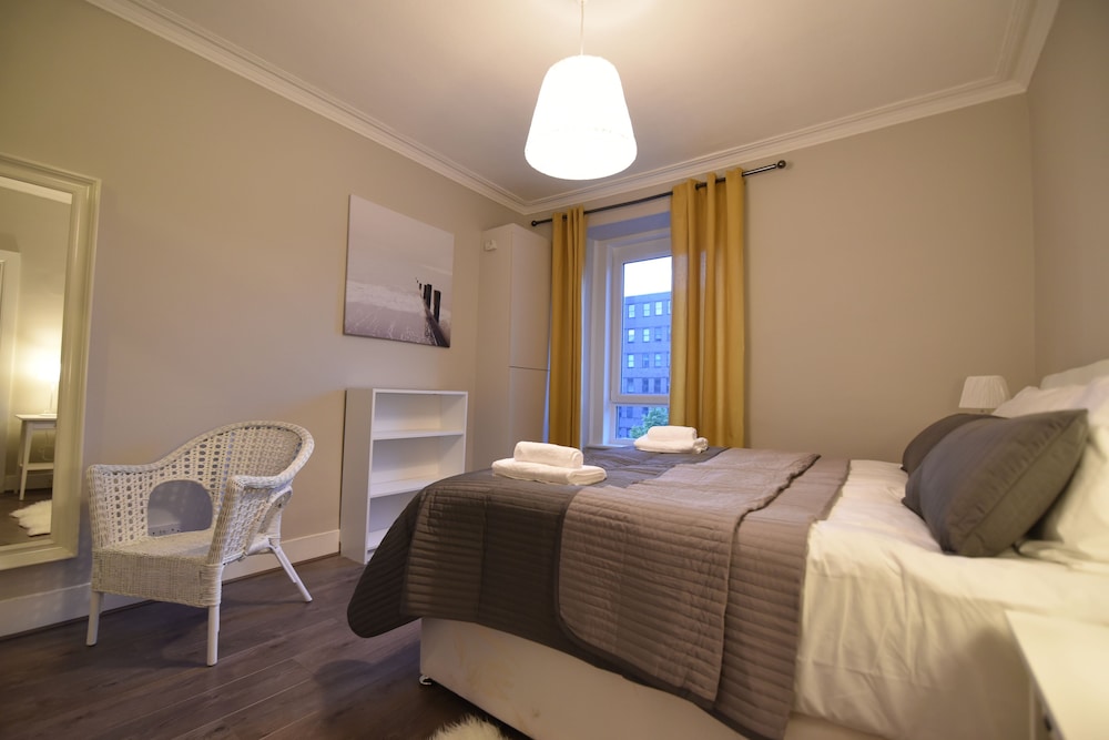 First - Meadowbank House Apartment