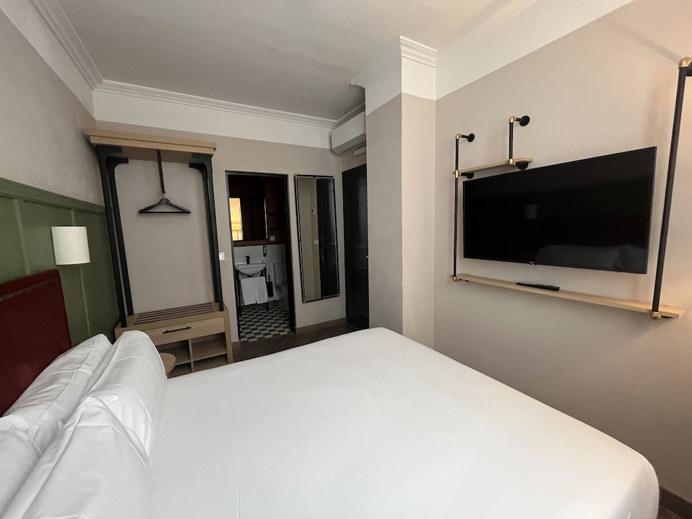 Honest Sevilla Hotel 23