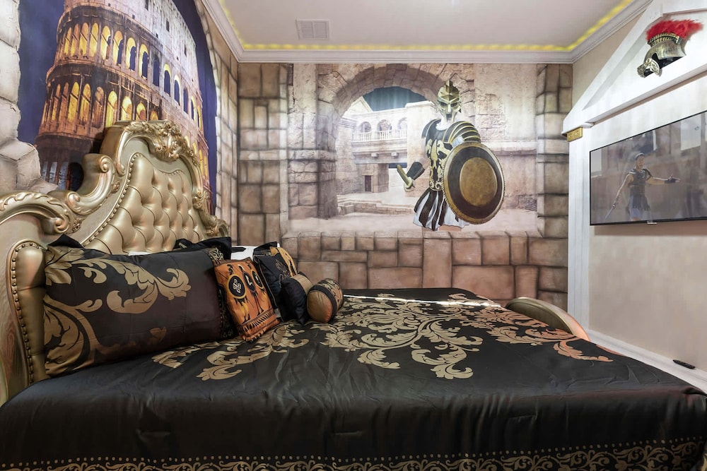 Ultimate Hollywood Themed Mansion for Big Groups
