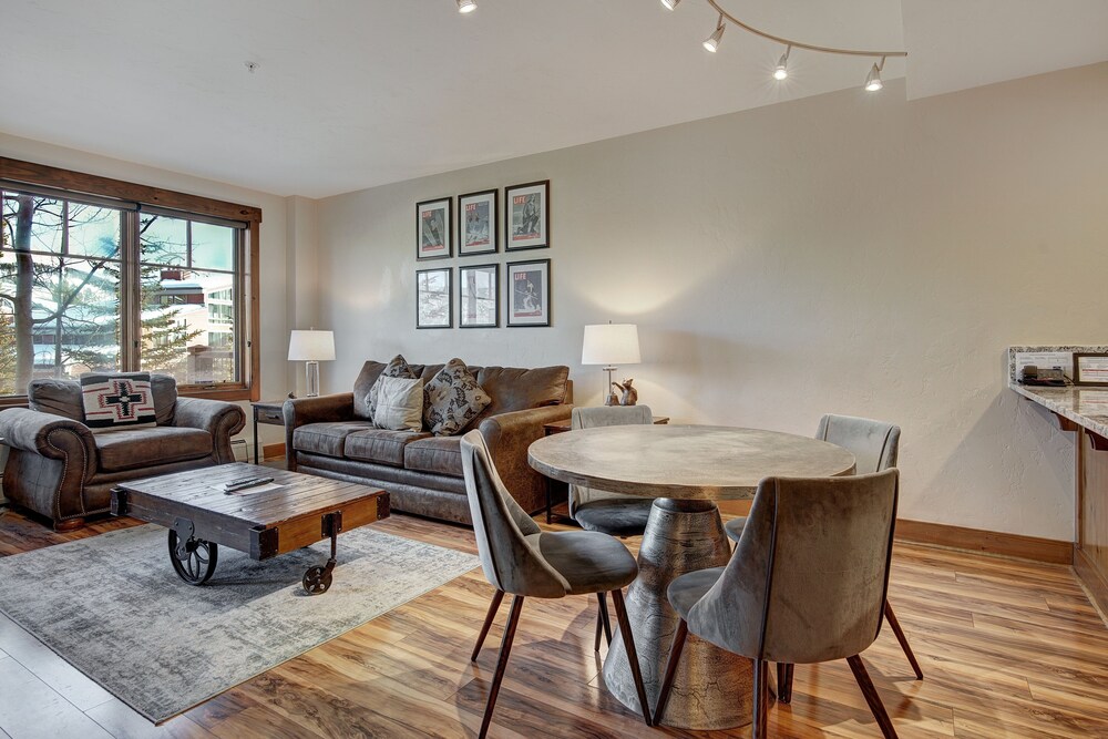 Cozy Ski Chalet With Large Balcony 1 Bedroom Condo