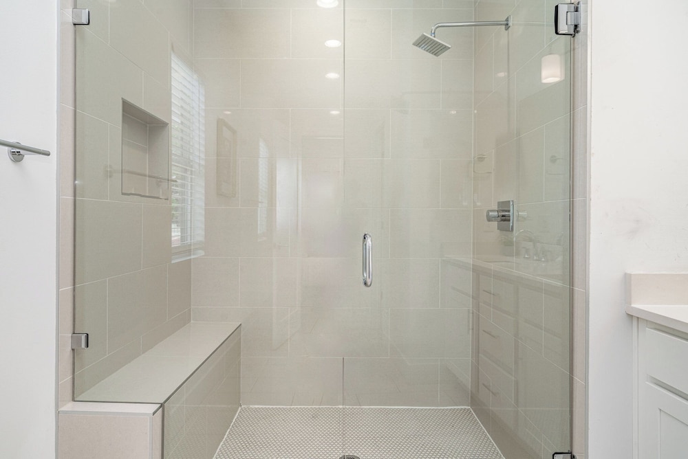 Jade - Private Patio and Balcony - Near Germantown