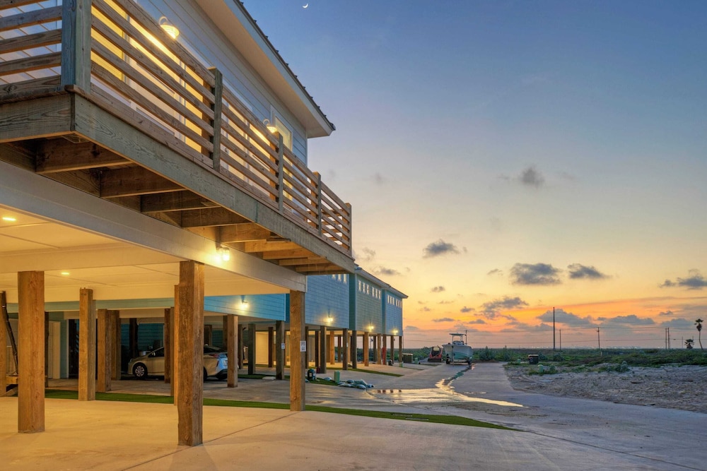 2 Homes, Sleeps 22 2 Private Pools, Firepit, Steps to Beach Boardwalk Access