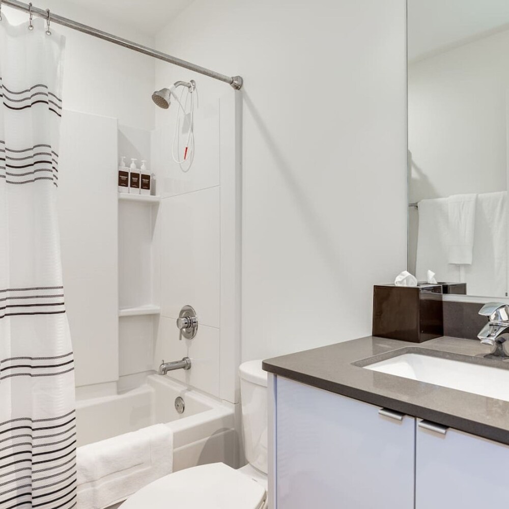 2BR 2BA The Ballard Modish Seattle w Rooftop View view 3