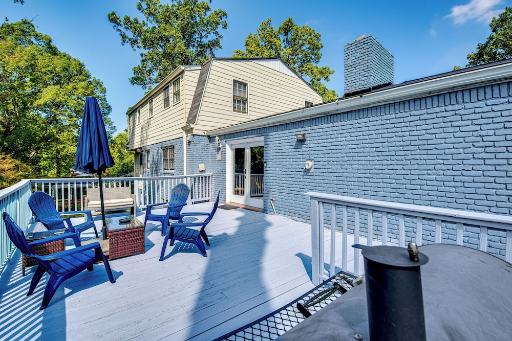Spacious Home w/ Hot Tub, 14 Mi to Downtown Atl!