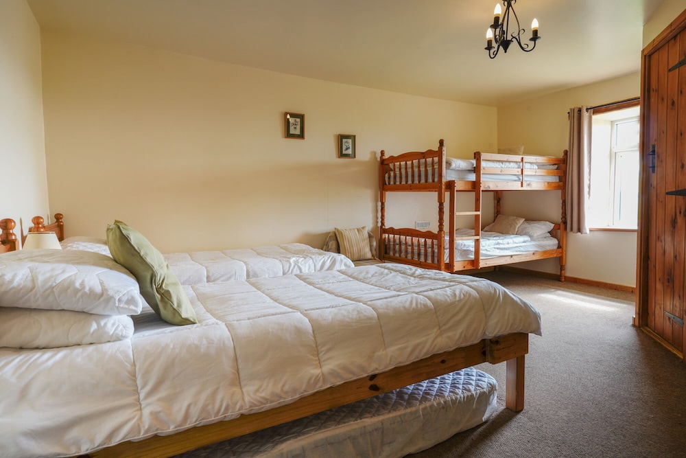 Hulmes Vale House - Sleeps 14 - Peak District view 4