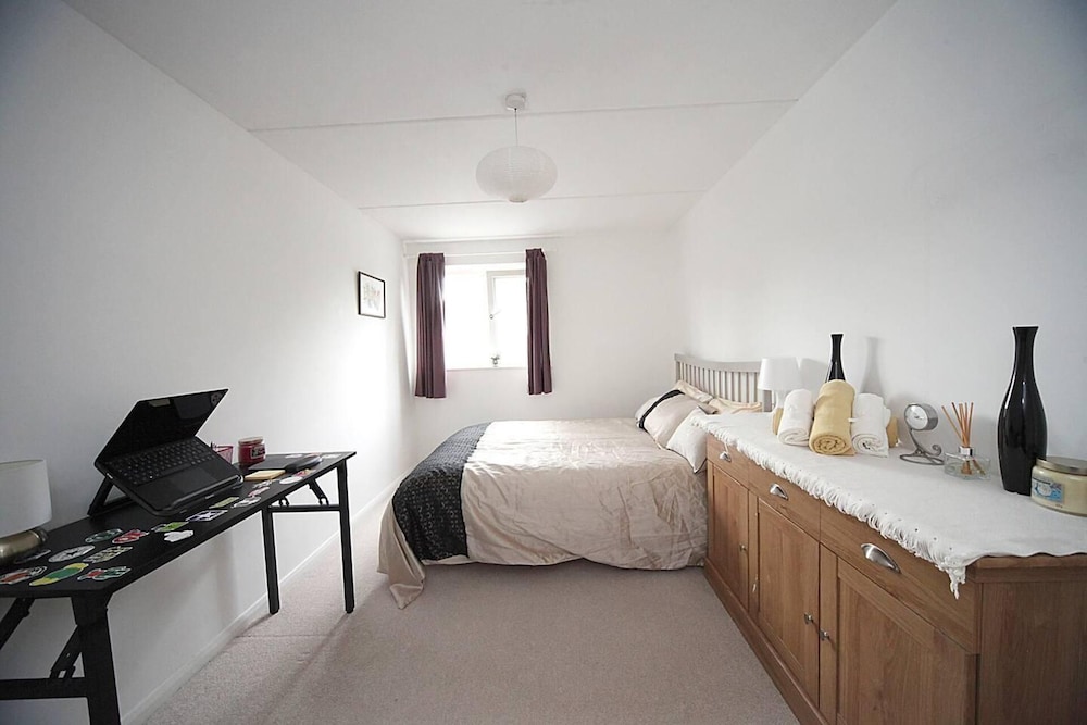 Stunning 1-bed Apartment in Milton Keynes view 3