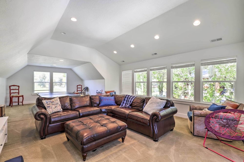 Spacious Midway Home w/ Balcony + Mtn Views! view 2