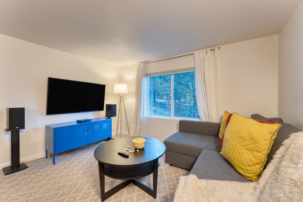 Golden Summit by Avantstay Stunning Secluded Cabin w Access to Tahoe Donner