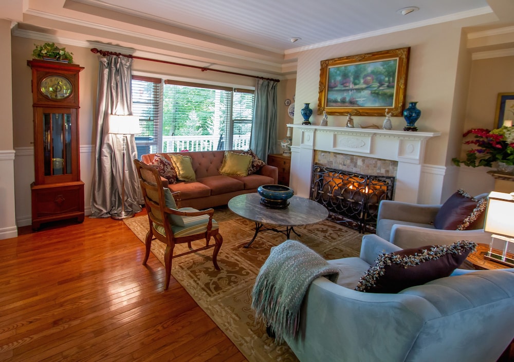 Bald Mountain House Inn at the Wolf Laurel Resort