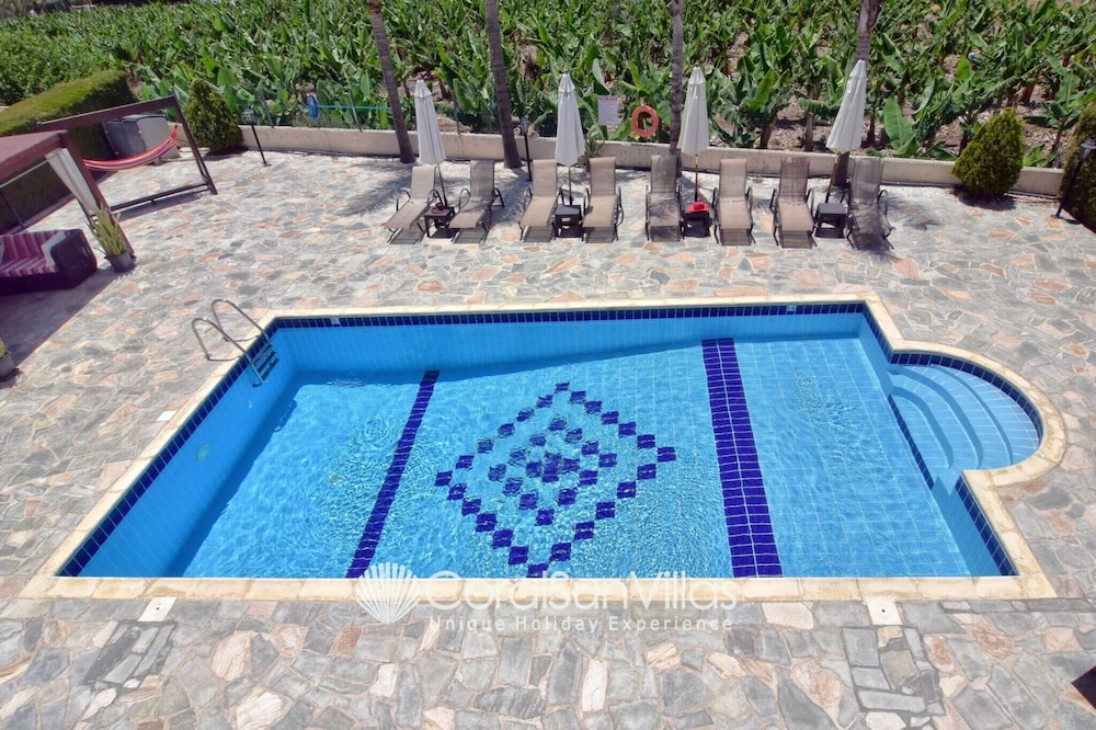 Family Villa Short Walk To Coral Bay Strip 5 Min and Pub, Shops etc