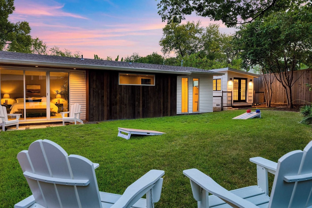 Modern Austin Home w/ Pool, Putting Green & Coffee Nook Townes Retreat by Avantstay