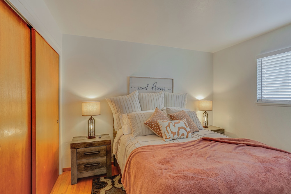 11 Mi to Burney Falls: Charming Home w/ Fireplace