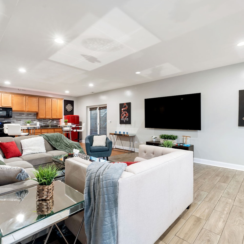 Spacious Luxury Retreat 8 Bed Oasis With 6 Baths