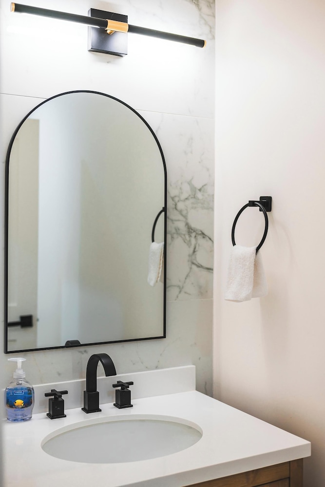 Not Affected by the Fire/spacious Modern Retreat w Luxury Amenities & Style