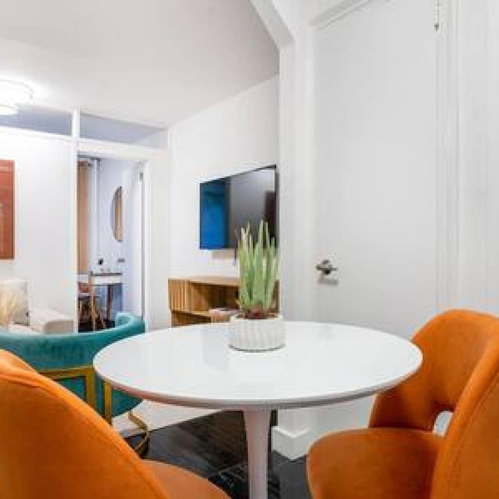 444-3 1BR Hell s Kitchen- Newly Furnished -elevator