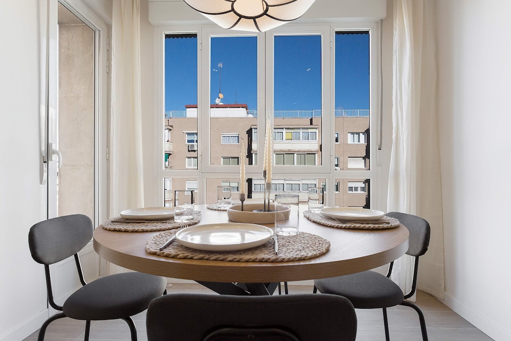 Elegant Apartment in Madrid Pedro Teixeira