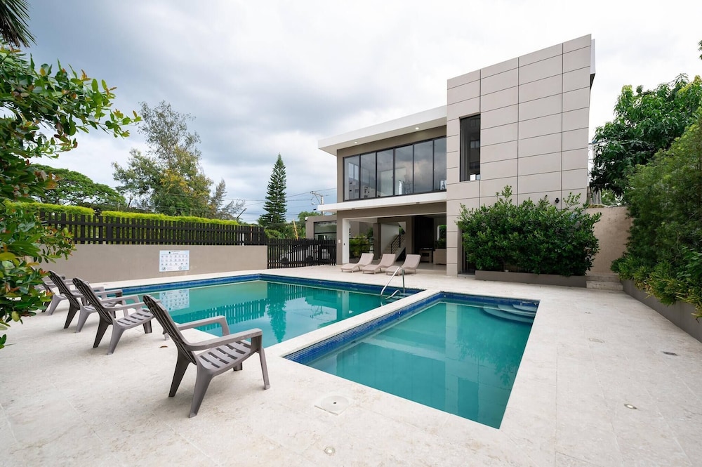 Dream Stay - Pool & Gym - 10min Airport & Homs