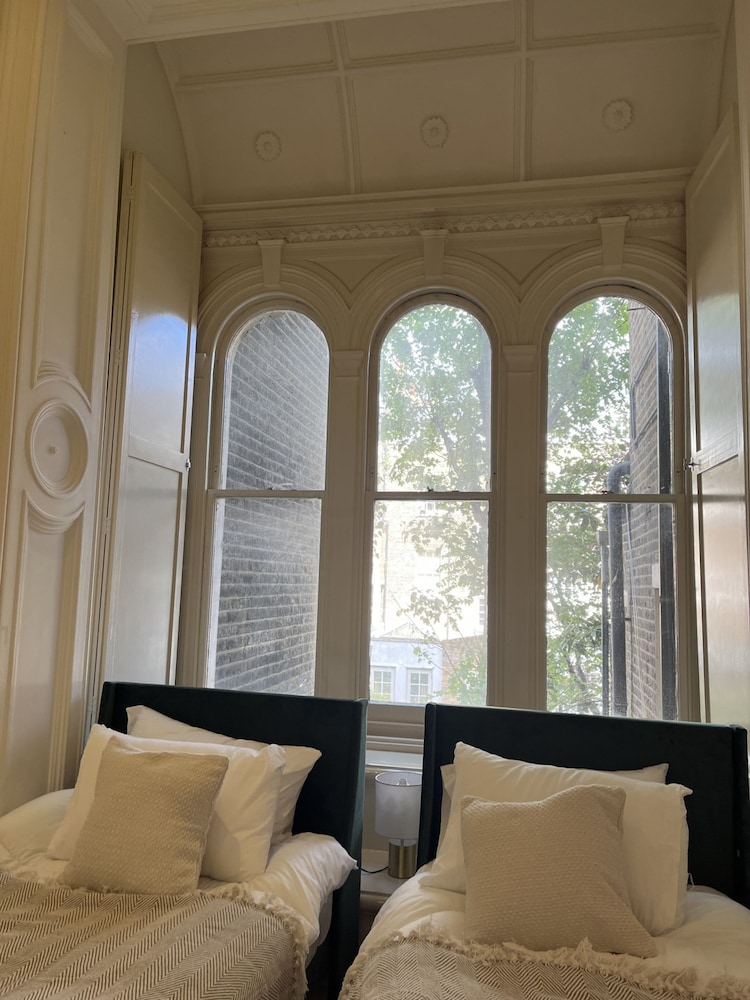 Newly Refurbished - Awesome 3 Bedroom Notting Hill Very Central With a Balcony