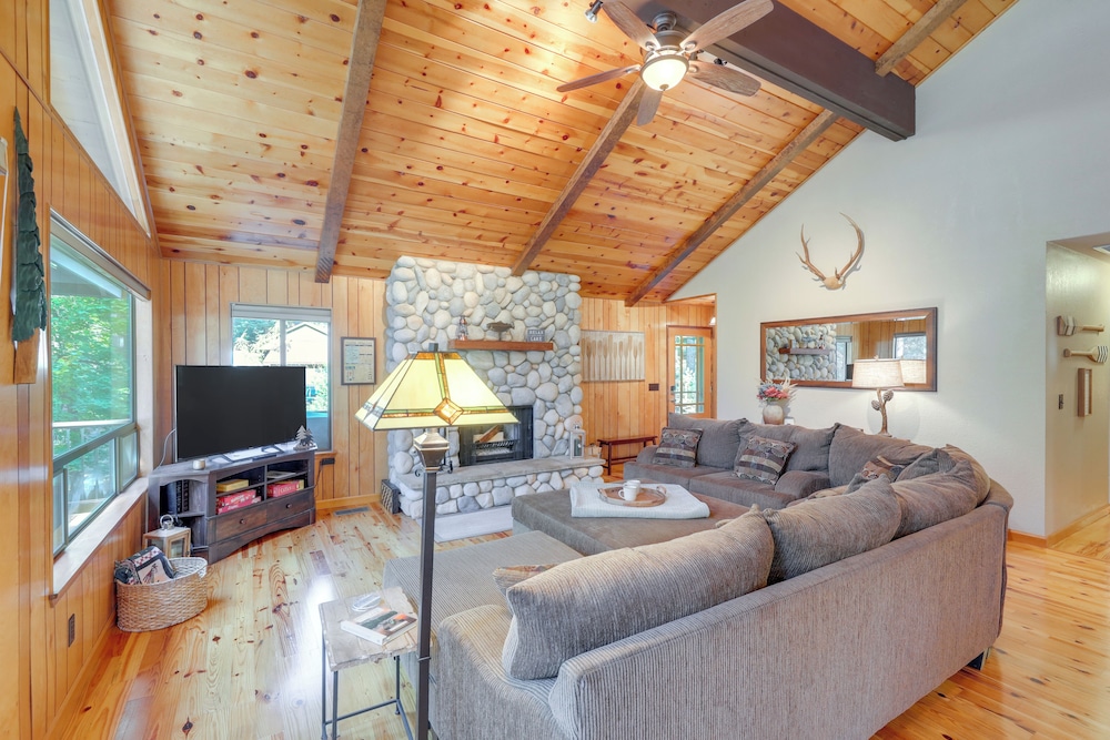 Quiet Cabin w/ Deck: Near Lake Almanor!