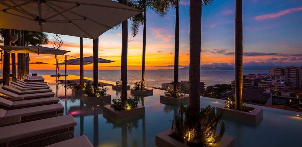 Stylish King-bed Unit - Pool - Ocean View - Gym